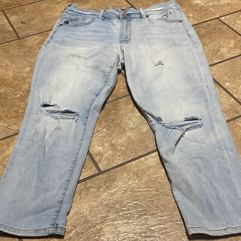 KanCan Light Wash Size 30 Cropped Denim with Button Detail & Distressing